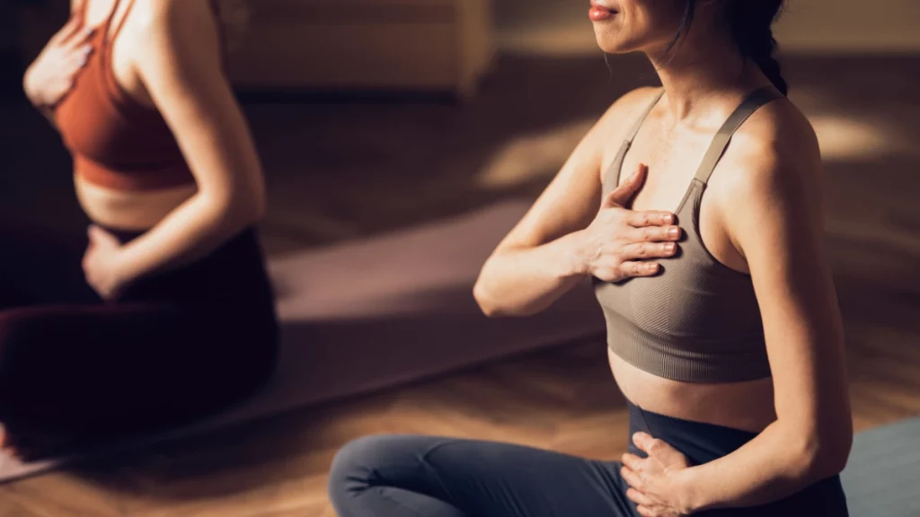 dr.consulta - Mulheres em aula de yoga. A prática é um movimento de autocuidado importante.