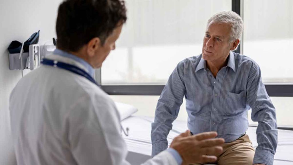 Homem em consulta para descobrir se tem câncer de mama masculino