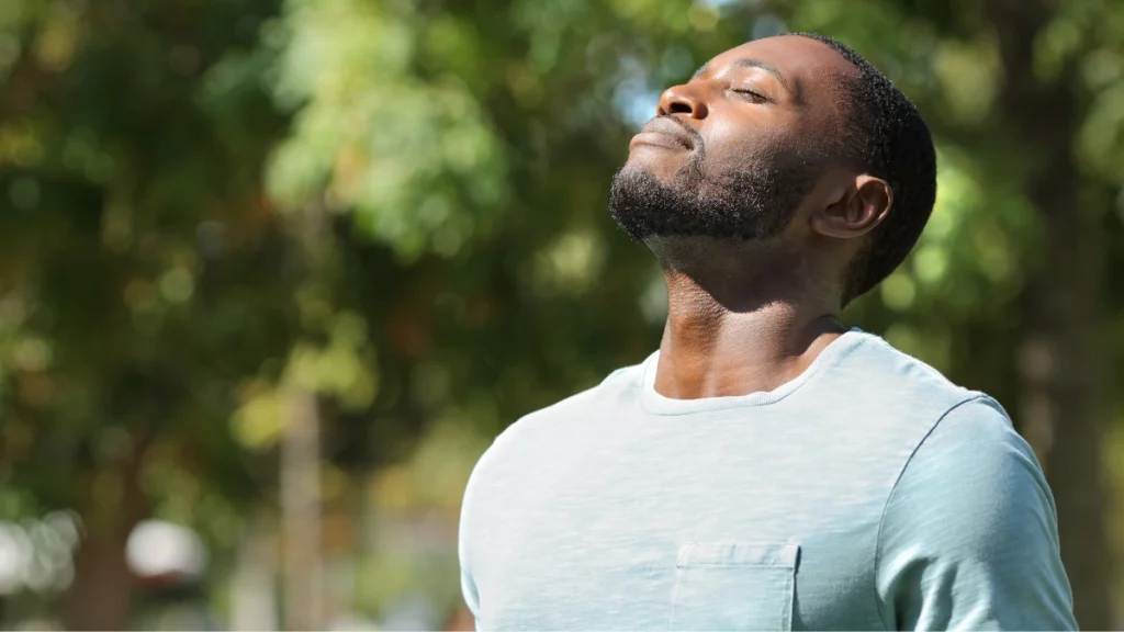dr.consulta - Homem tentando respirar fundo para encarar quadro de câncer de mama masculino.