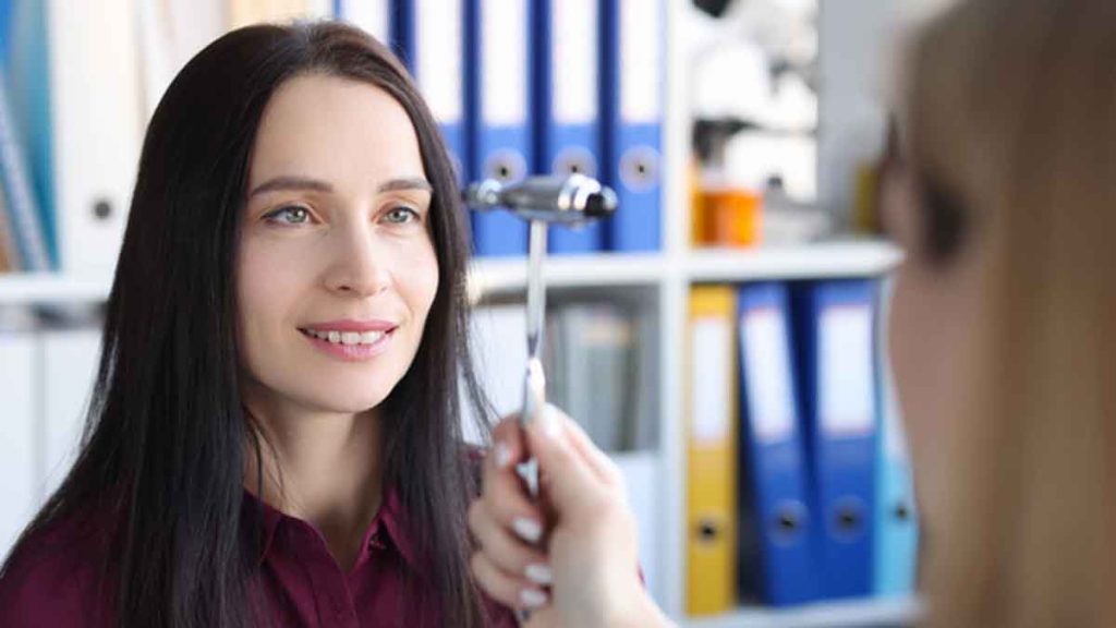 Mulher recebendo diagnóstico do câncer nos olhos