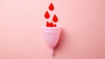 dr.consulta - Copo coletor recebendo sangue vermelho, a cor da menstruação considerada padrão.