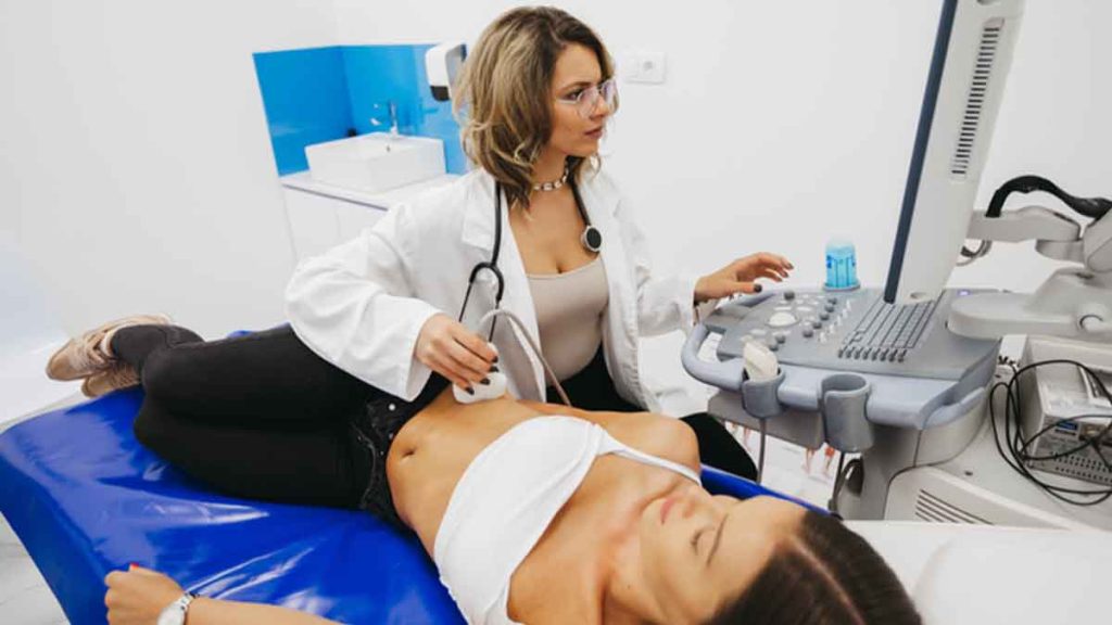 Mulher realizando ultrassom para ver se tem pedra nos rins.