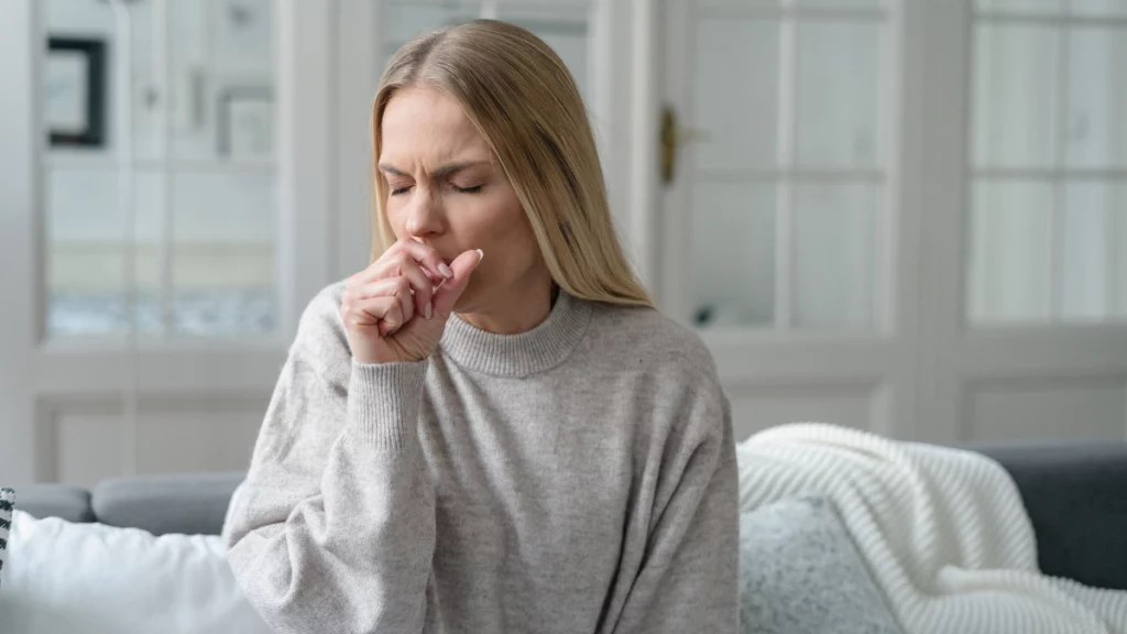 dr.consulta - mulher tossindo - um dos sintomas de infecção pulmonar