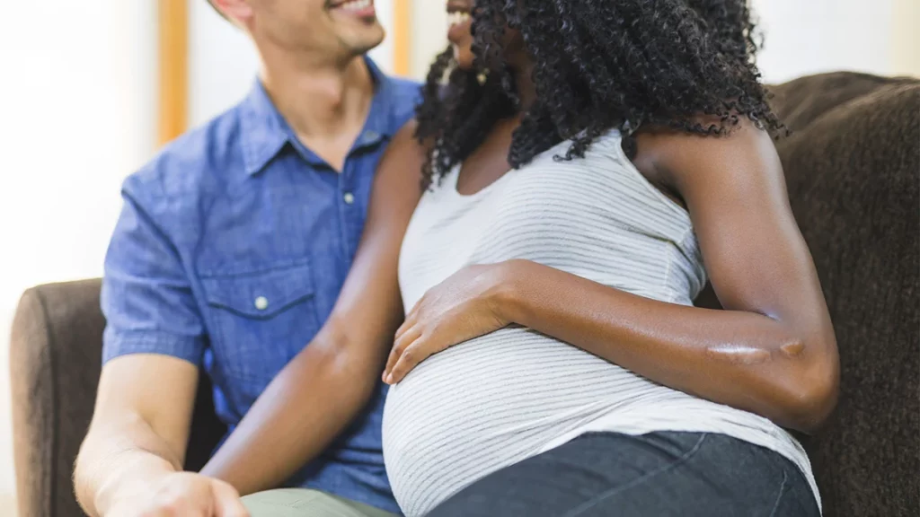 mulher gestante, ao lado de seu companheiro, em momento de conversar sobre sexo na gravidez