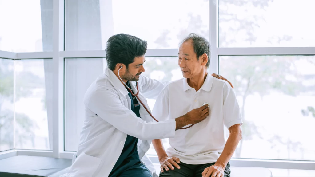 dr.consulta - homem nipônico da terceira idade sendo avaliado por um médico, consulta médica, diagnóstico, acompanhamento de saúde