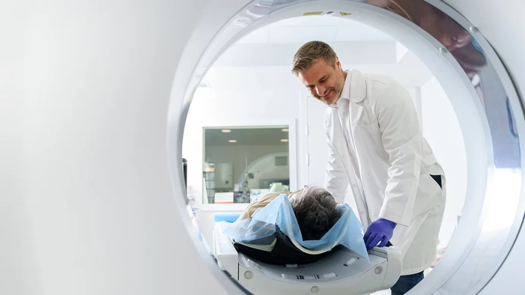 dr.consulta - Paciente realiza exame de imagem em equipamento de ressonância magnética, procedimento utilizado no diagnóstico de câncer no cérebro. 
