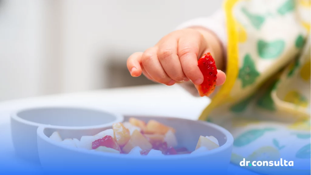 dr.consulta - criança pegando frutas em um recipiente, iniciação alimentar, introdução alimentar, cardápio infantil