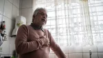 dr.consulta - homem apoiado na pia da cozinha com dores no peito