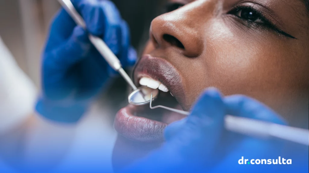 dr.consulta - mulher negra em um consultório fazendo avaliação odontológica como um dos cuidados básicos preventivos para evitar complicações da diabetes e saúde bucal, cuidados com os dentes