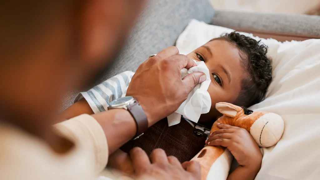 dr.consulta - homem limpando o nariz de um menino pequeno, sintomas da gripe, coriza, resfriado, doenças respiratórias na infância, cuidados com a saúde das crianças, vacinas como prevenção