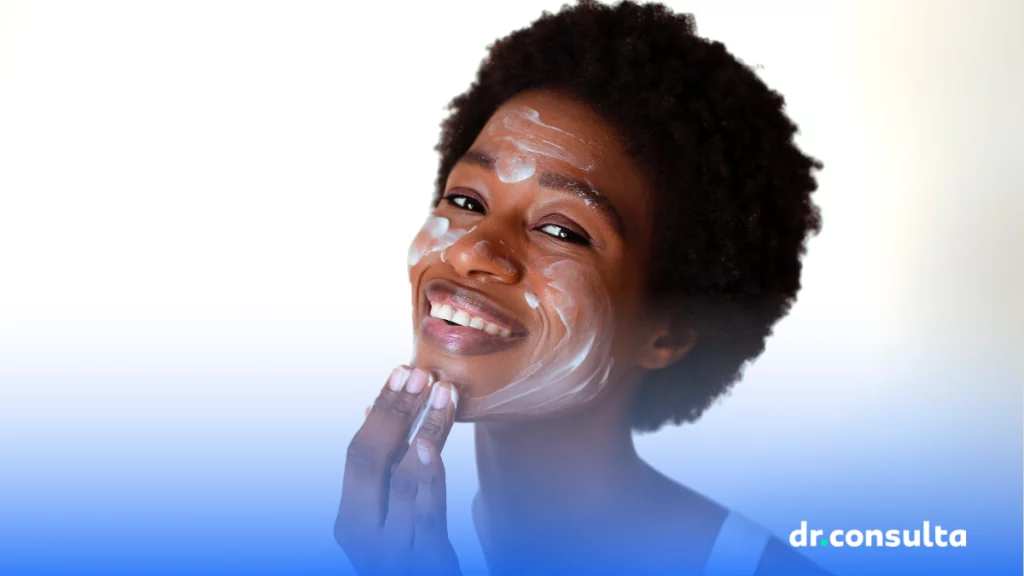 dr.consulta - mulher de pele negra aplicando creme no rosto, autocuidado, cuidados com a pele negra, cuidados dermatológicos, dermatites pele negra