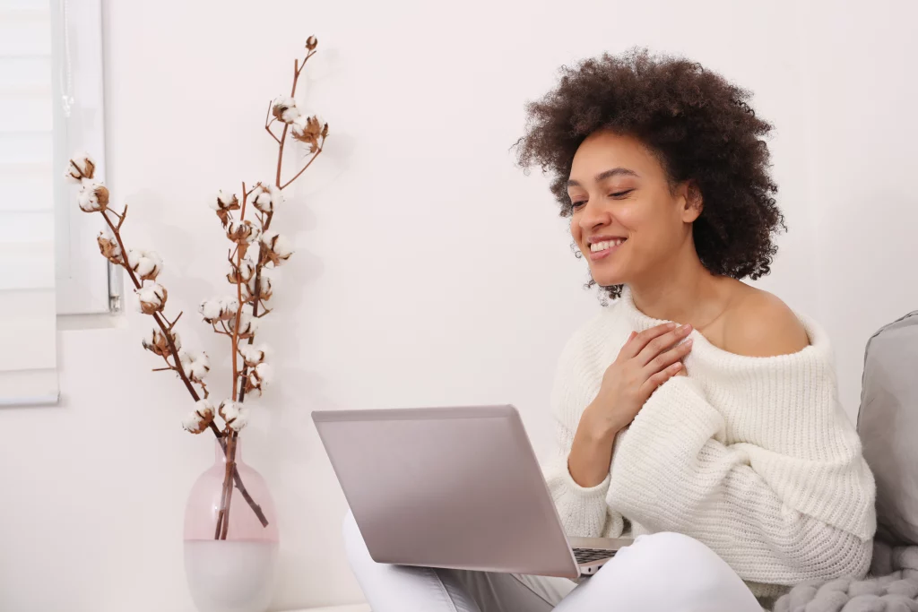 A imagem apresenta uma mulher fazendo terapia online devido ao dia a dia ajudando pessoas com transtorno afetivo bipolar.