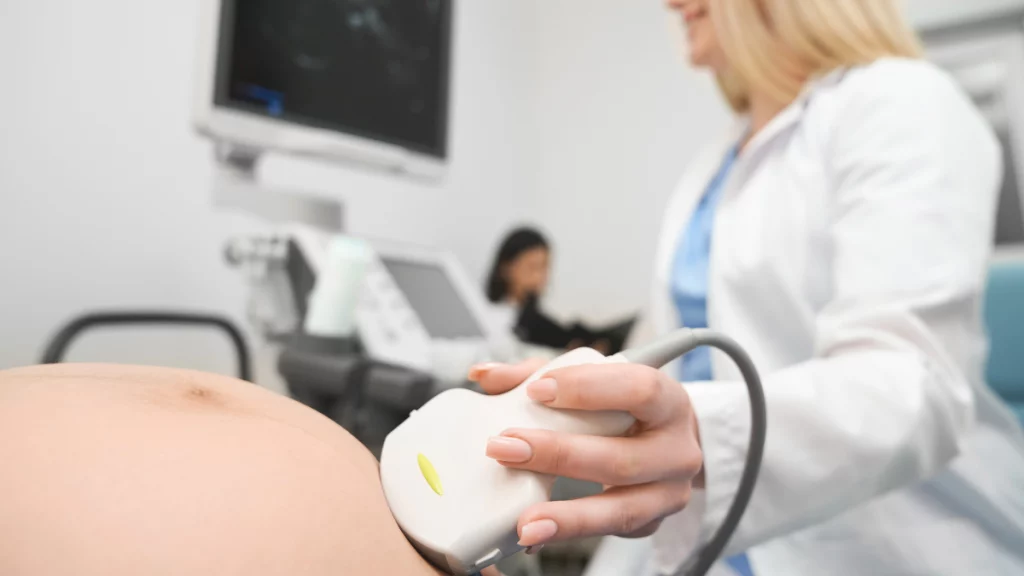 dr.consulta - profissional de saúde realizado ultrassom morfológico em uma pessoa gestante, imagem do bebê na barriga, exames da gestação, pré-natal, ultrassom