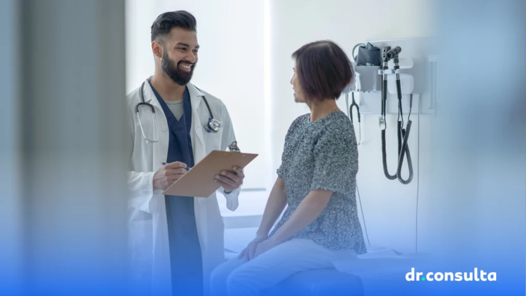 dr.consulta - médico homem e paciente mulher conversando em consultório, exames preventivos, cuidados preventivos com a saúde