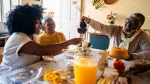 dr.consulta - Pai servindo café para sua filha em casa. A imagem simboliza a importância do horário das refeições.