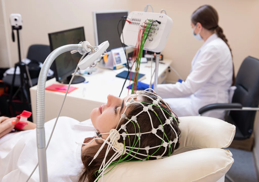 Imagem de uma mulher realizando um exame neurológico em um centro médico para diagnosticar possíveis disturbios do sono.