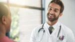 dr.consulta - médico sorri em direção a um paciente, simbolizando quando procurar um clínico geral.