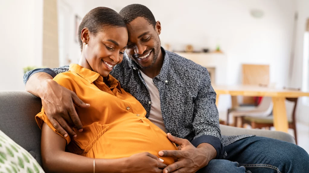 dr.consulta - mãe e pai, com as mãos na barriga gestante, aguardando bebê