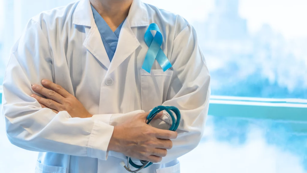 dr.consulta-médico está com um estetoscópio em mãos e um laço que representa o novembro azul, importância do diagnóstico precoce câncer de próstata