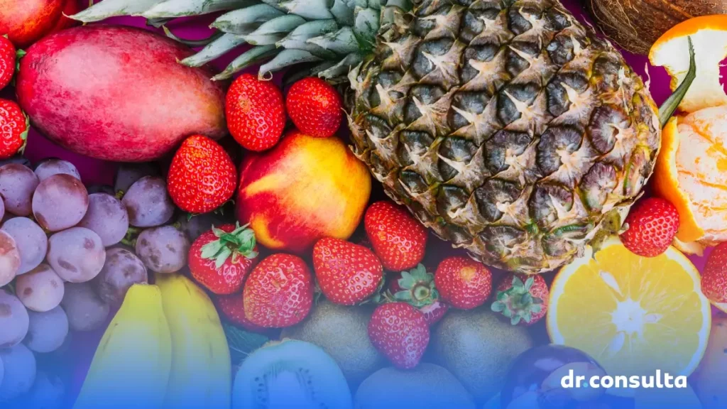 Imagem de várias frutas. Entre elas estão: abacaxi, morango, bananas, laranjas, kiwis, uvas e mangas.