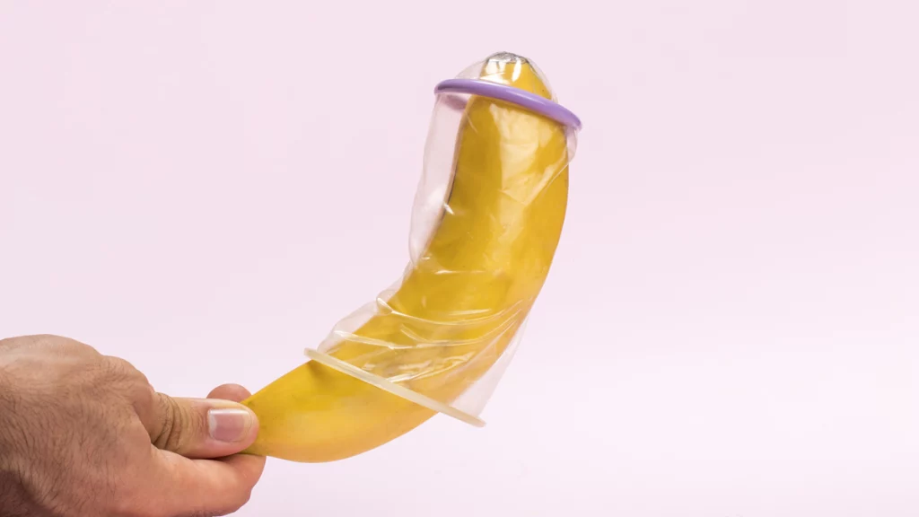 Imagem de uma banana comportando uma camisinha, sugerindo o ato de proteção antes das relações sexuais.