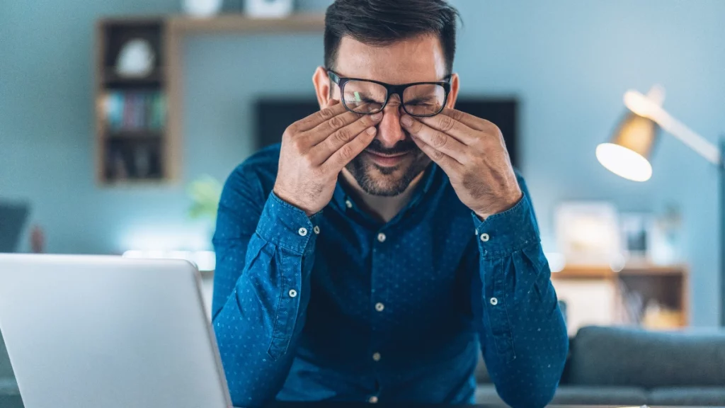 Riscos associados a coçar os olhos em excesso