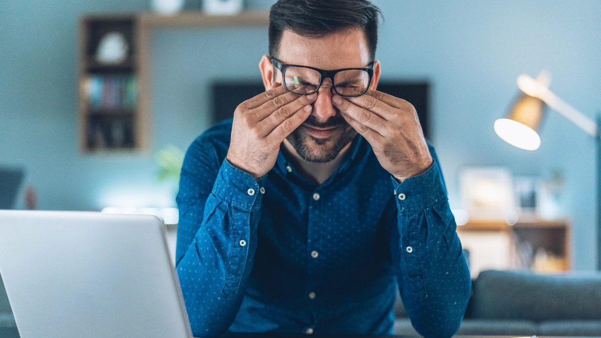 dr.consulta - Na imagem, homem mantém o hábito de coçar os olhos por debaixo dos óculos.