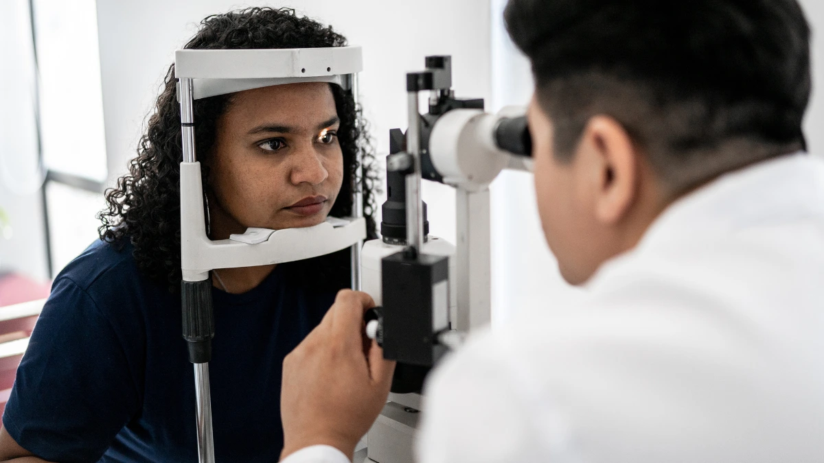 dr.consulta - Na imagem, mulher realiza exame oftalmológico simbolizando quando procurar um oftalmologista.