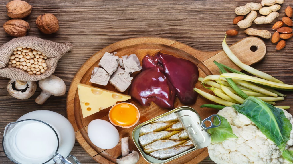 Imagem de vários alimentos ricos em vitamina B12. Entre eles estão: fígado, atum, queijo e leite.