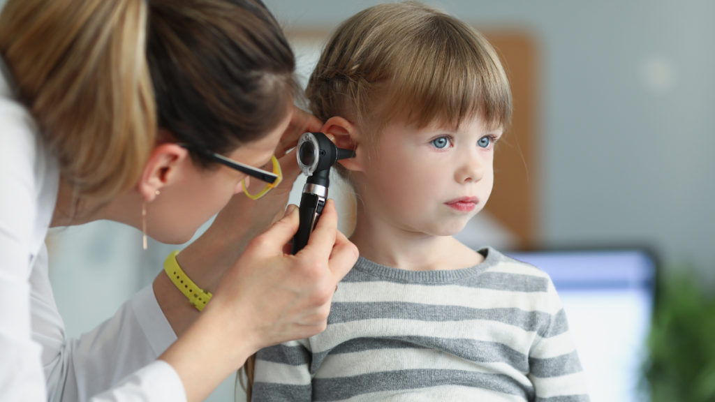 dr.consulta - imagem mostra médica examinando uma menina; otite; doenças comuns do verão