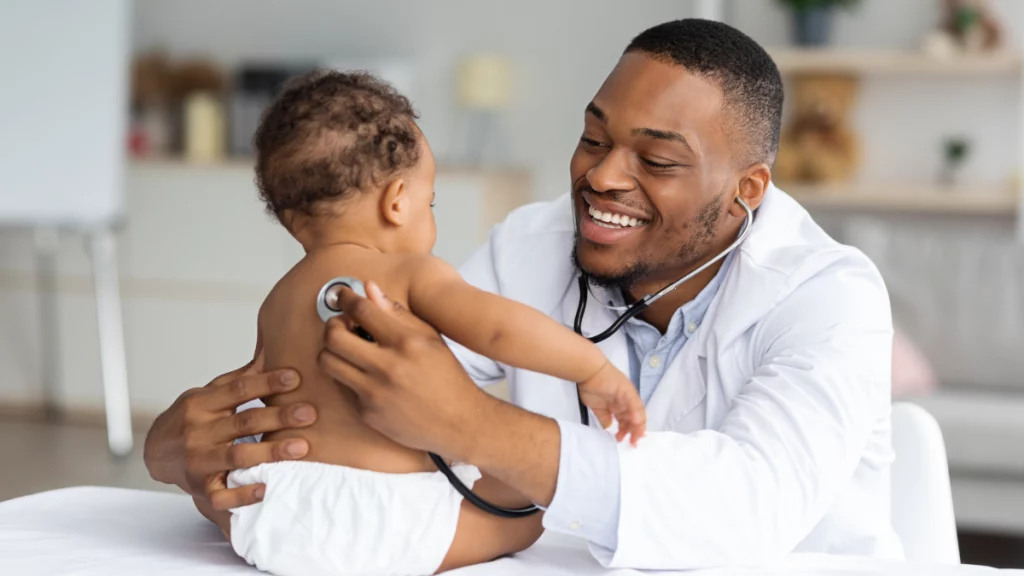 dr.consulta - médico negro examinando bebê negro, em uma consulta de rotina com pediatra, diagnóstico bronquiolite