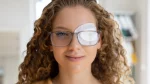 dr.consulta - Na imagem, mulher usa tampão ocular.