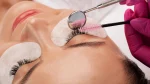 dr.consulta - Na imagem, mulher faz procedimento de adicionar cílios fio a fio nos olhos, simbolizando a importância de se realizar a técnica corretamente ou então o alongamento de cílios faz mal à saúde ocular.
