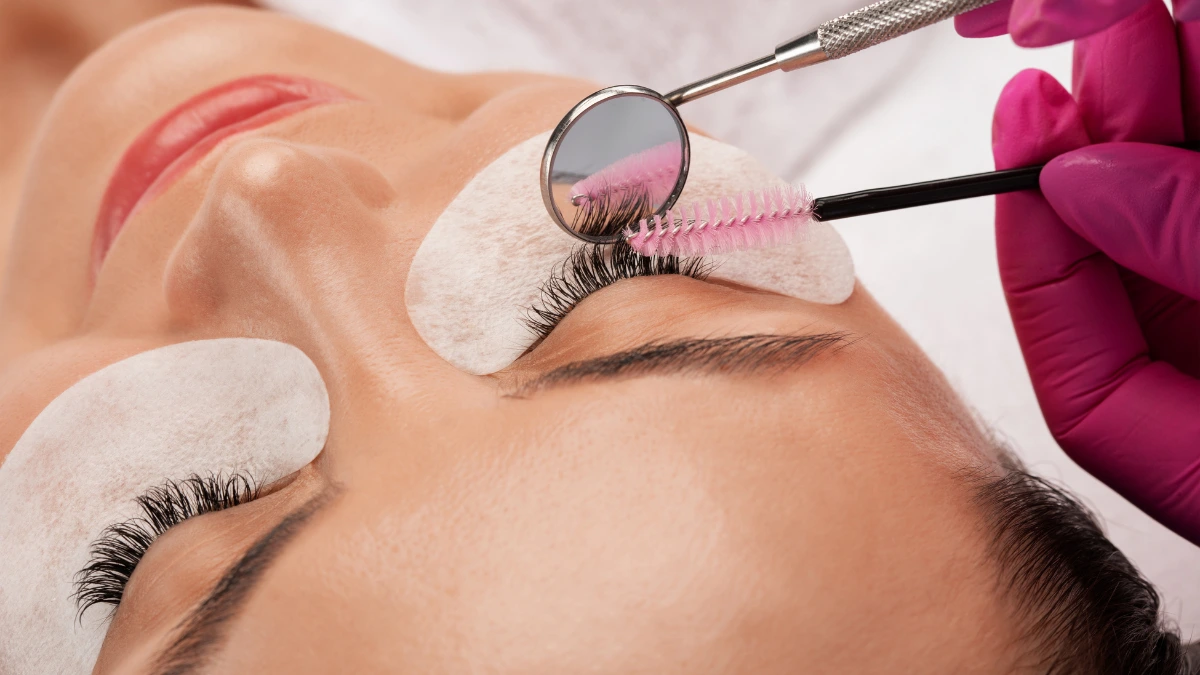 dr.consulta - Na imagem, mulher faz procedimento de adicionar cílios fio a fio nos olhos, simbolizando a importância de se realizar a técnica corretamente ou então o alongamento de cílios faz mal à saúde ocular.