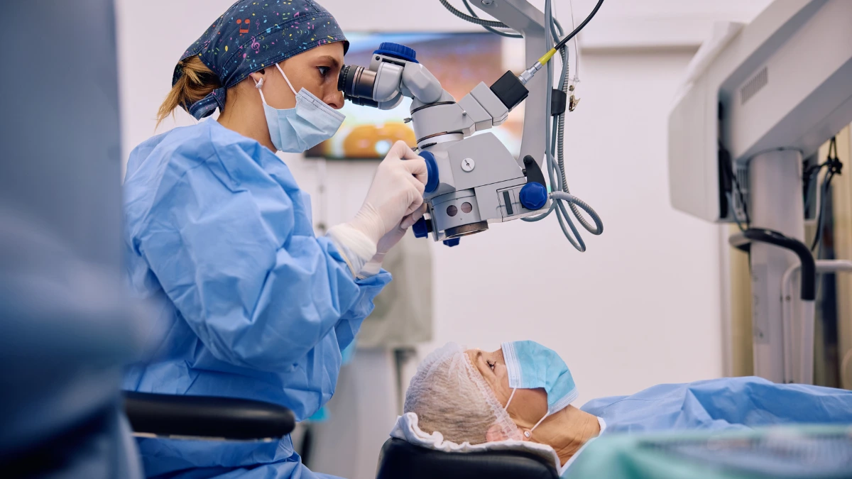 dr.consulta - Na imagem, médica utiliza instrumento para realizar cirurgia de glaucoma em paciente.