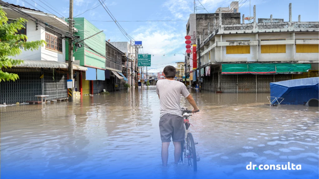 dr.consulta- homem de bicicleta em meio a ruas alagadas por chuvas, doenças causadas por enchentes, prevenção e cuidados com a saúde