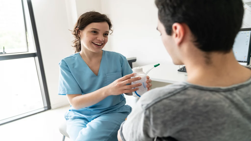 Imagem de um profissional da saúde dando orientações sobre a realização da espirometria para um paciente.