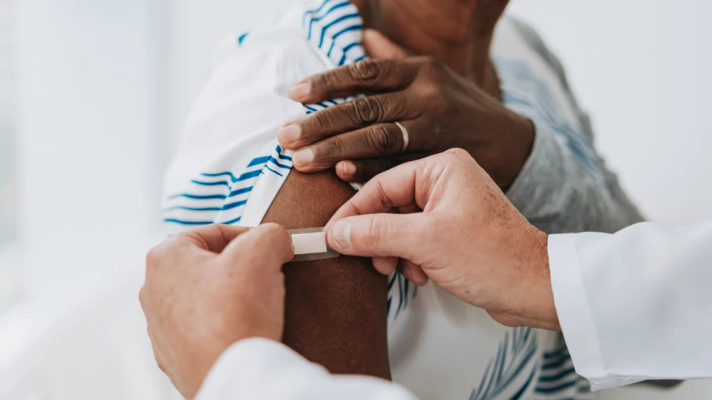 dr.consulta - paciente sendo vacinado em consultório médico, vacina da gripe, campanha da vacina da gripe 2024