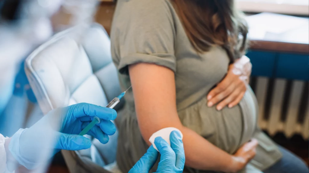 dr.consulta - mulher grávida sendo imunizada contra o vírus da gripe, quem pode tomar a vacina da gripe em 2024, calendário de vacinação