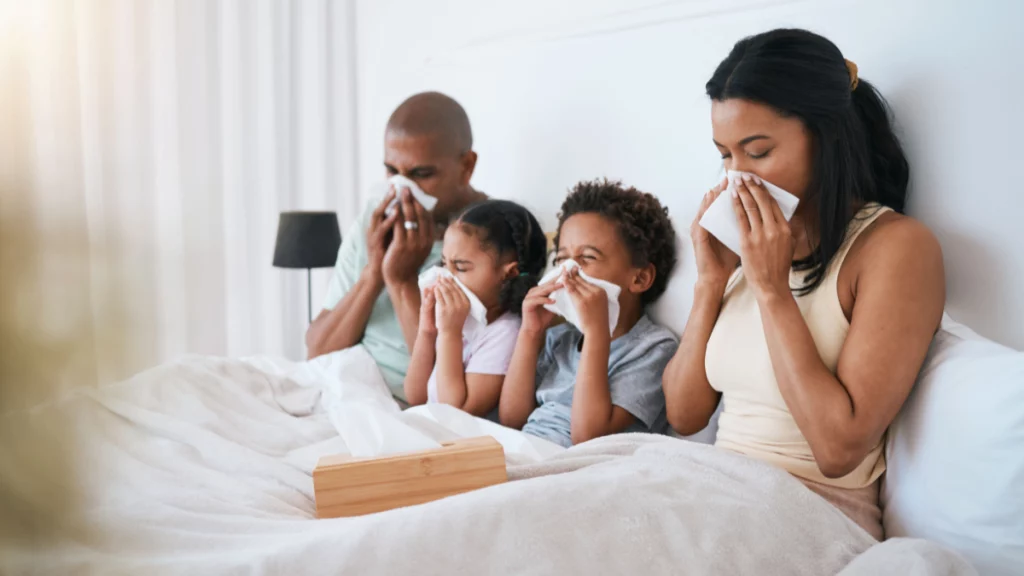 dr.consulta - família inteira com sintomas da gripe, família gripada, homem, mulher e crianças soando o nariz, com sintomas de gripe, vacina da gripe, campanha da vacina da gripe 2024