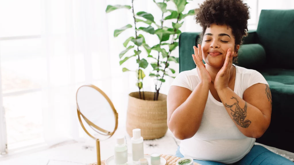 dr.consulta- imagem mostra mulher sentado no chão da sala fazendo skincare; rotina de skincare; o que é skincare