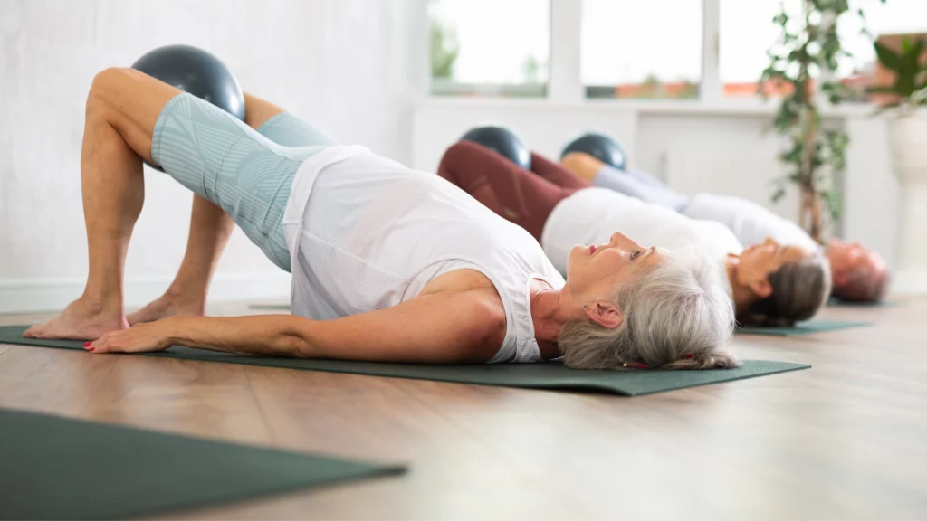 dr.consulta - pessoas enfileiradas deitadas em esteiras praticando exercícios de pilates, benefícios do pilates para saúde e bem-estar