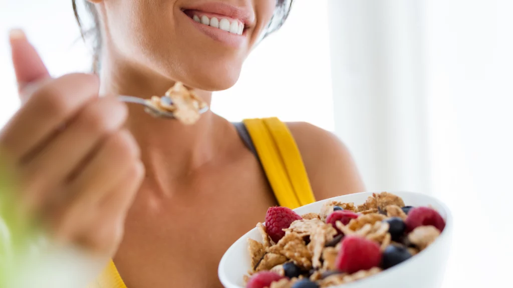 dr.consulta - mulher comendo cereais no café da manhã, alimentos para melhorar a imunidade, boa saúde