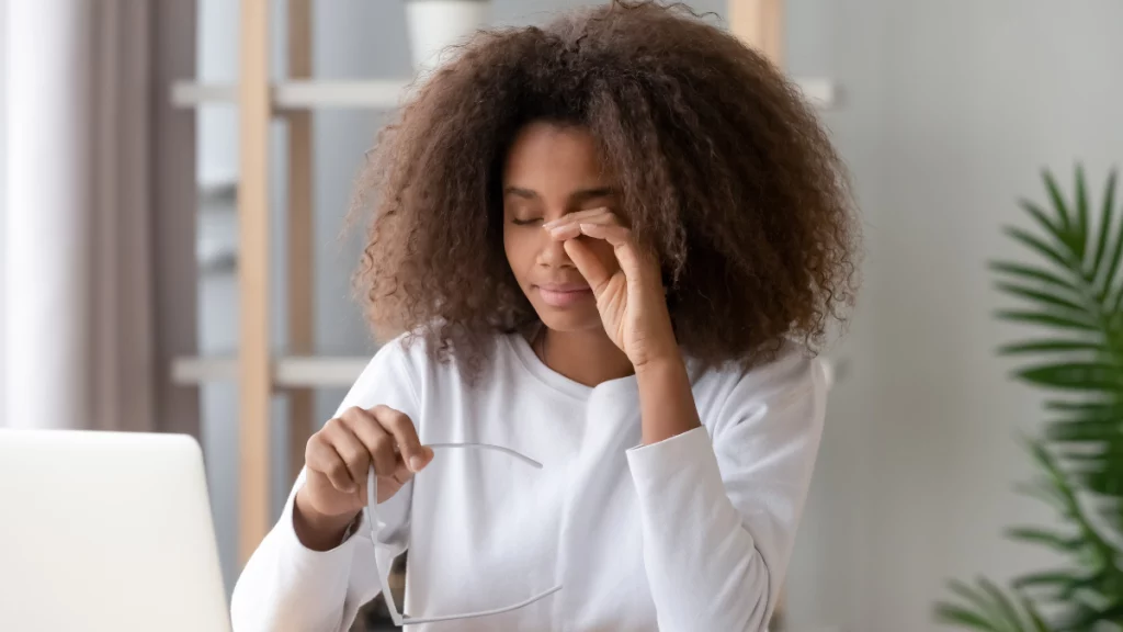 dr.consulta - imagem mostra uma mulher com uma mão coçando o olho e outro segurando o óculos