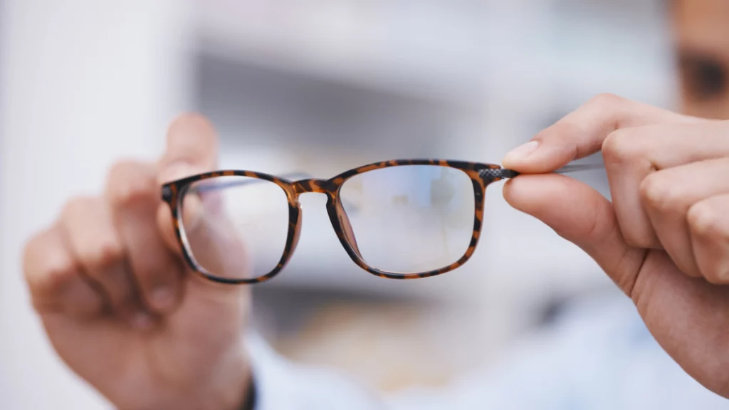 dr.consulta - homem com óculos de graus nas mãos, tentando enxergar, cuidados preventivos contra a cegueira, deficiência visual