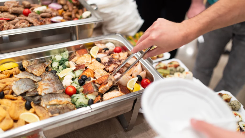 dr.consulta - pessoa fazendo refeição fora de casa, se servindo em um buffet self service, déficit calórico, reposição de calorias, cardápio balanceado