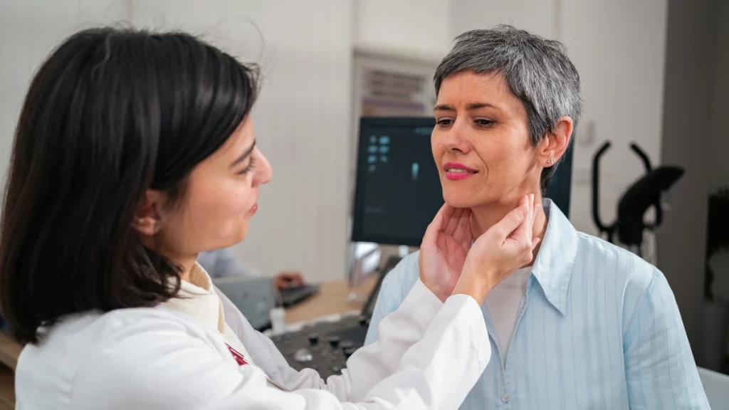 dr.consulta - NA imagem, médica examina pescoço de mulher. Ela simboliza conteúdo sobre exames para tireoide .