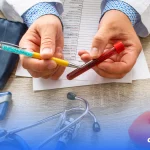 dr.consulta - profissional da saúde demonstrando em um tubo com coleta de sangue o que as plaquetas baixas podem indicar