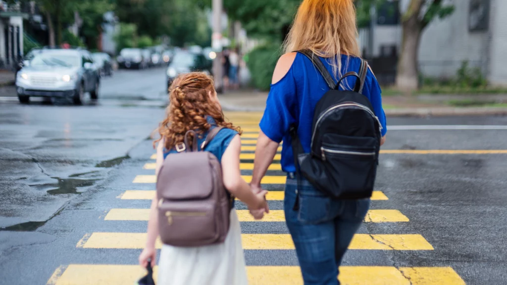 dr.consulta - mulher e criança andando na rua, fazendo deslocamento a pé, prática de atividade física, atitudes práticas contra o sedentarismo, vida pouco ativa, dicas práticas de saúde & bem-estar