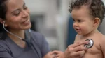 dr.consulta - Na imagem, criança em consulta de cardiopediatria tem peito auscultado por médica.